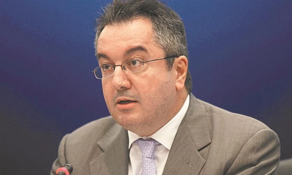 Μόσιαλος: "Η ΕΕ αναμένεται να λάβει 300 εκατ. δόσεις του εμβολίου"
